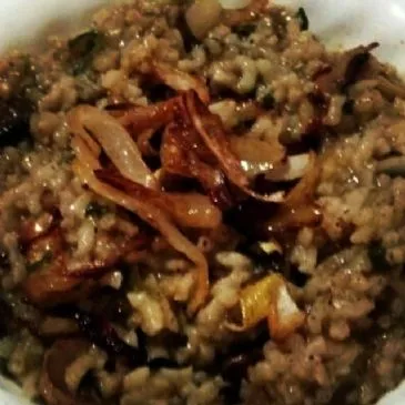 Überbackenes Spinat-Pilz-Risotto mit karamellisierten Zwiebeln