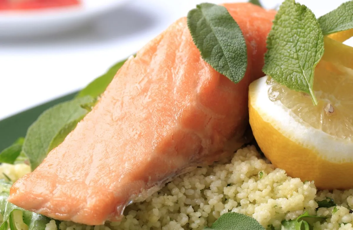 Gerösteter Lachs mit Zitronen-Couscous und Spargel
