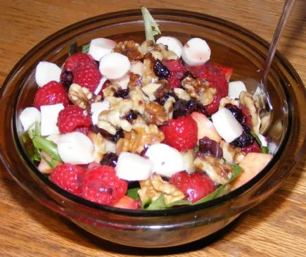 Super Beeren-Walnuss-Salat