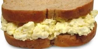 Oster-Sandwich mit hartgekochten Eiern
