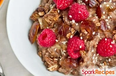 Dinkel-Brei mit Granola, Datteln und Himbeeren