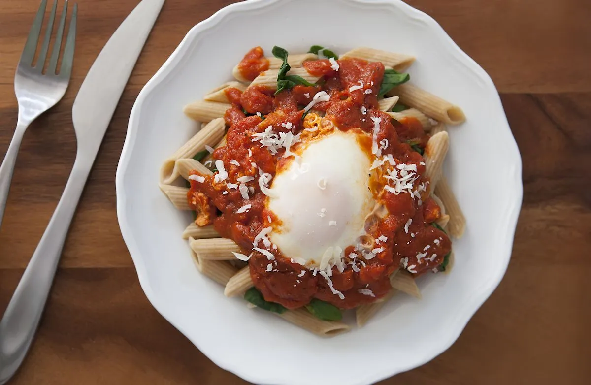 Einfache pochierte Eier und Pasta