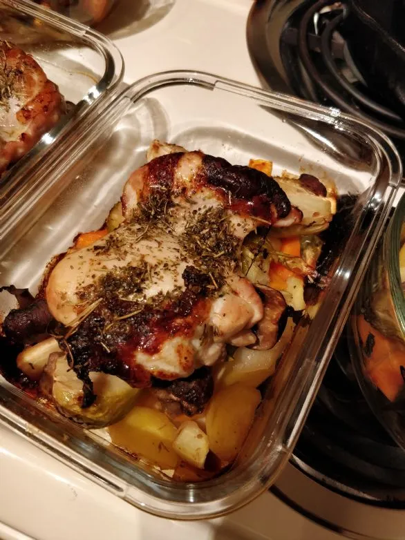 Geröstete Hähnchenschenkel und Gemüse