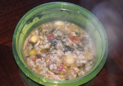 Schweinefleisch- und Grünzeug-Reste-Suppe