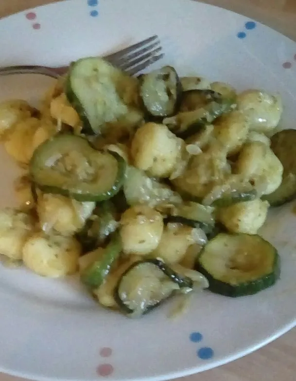 Basis-Gnocchi mit Pesto-Sauce
