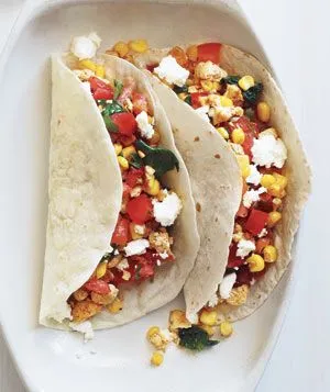 Vegetarische Tacos mit Spinat, Mais und Ziegenkäse