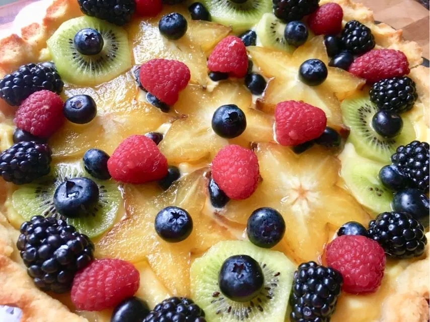 Zitronencreme-Tarte mit Beeren (Keto)