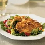 Salat mit mit Maismehl überbackenem Tilapia