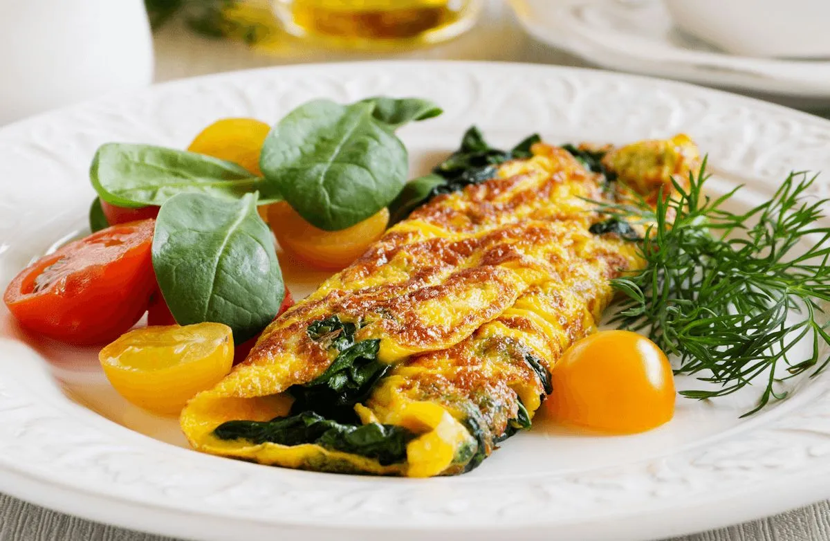 Omelette mit Hüttenkäse, Spinat und Tomaten