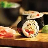 Brauner Reis und Tofu Maki