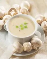 Rohe cremige Knoblauch-Pilzsuppe