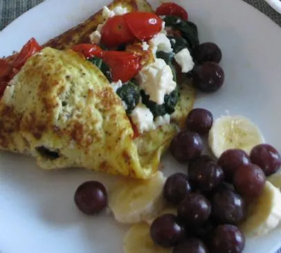 Omelette mit Spinat, Tomaten und Feta