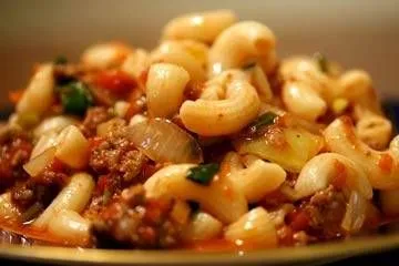Macaron con carne (beefaroni)