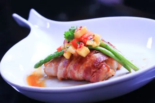 Mit Speck gebackener Fisch