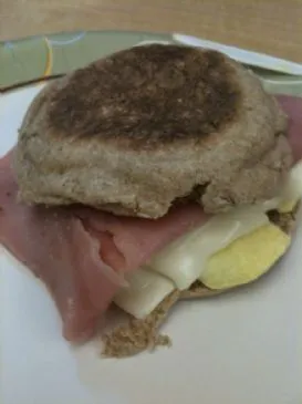 Frühstückssandwich mit English Muffin - Schinken