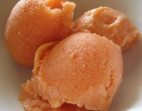Rohes Pfirsich-Sorbet