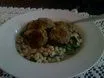 Gersten- und Spinat-Risotto mit gewürzten Fleischbällchen (Lamm oder Rind)