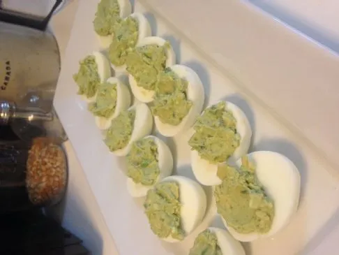 Guacamole gefüllte Eier