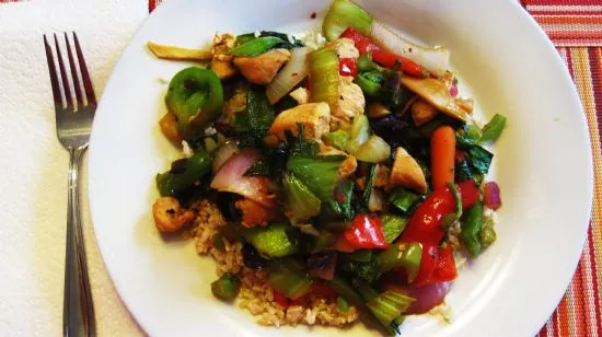 Hähnchen und Gemüse mit scharfer Teriyaki-Pfanne