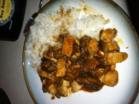 Süßes und scharfes asiatisches Hähnchen mit Pilzen