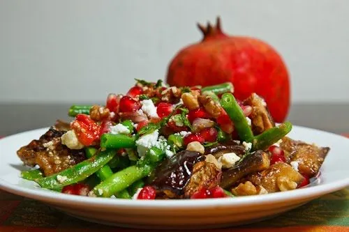 Gerösteter Auberginen-, Paprika- und grüner Bohnen-Granatapfel-Salat