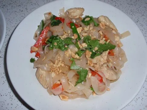 Pad Thai mit Hähnchen und rotem Paprika