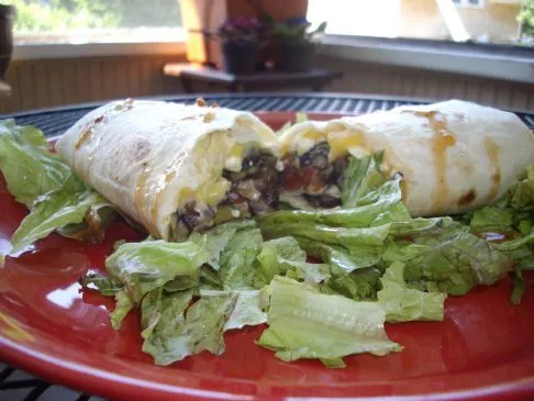 Reste-Burritos auf einem Bett aus Salat.