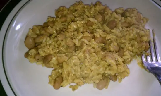 Kurkuma-Reis und Bohnen