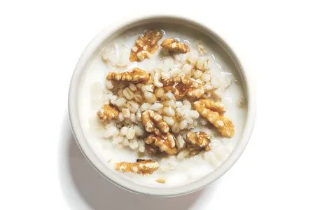 Gerste mit Walnüssen und Ahornsirup