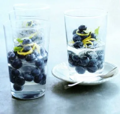 Blaubeer- und Holunderblüten-Wodka-Gelees