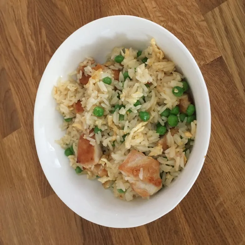 Hähnchen gebratener Reis