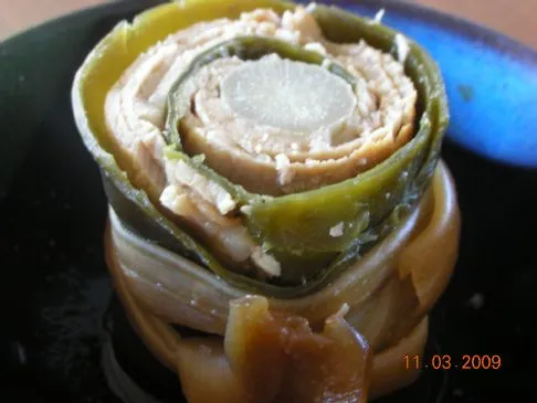 Kelp-Rolle mit geschnittenem Schweinefleisch und Gobo (Konbu-maki)