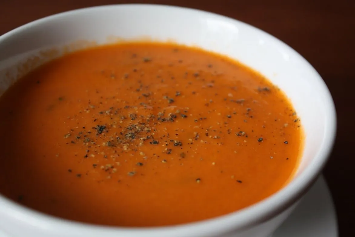 Kräutergeröstete Karotten- und Tomaten-Bisque