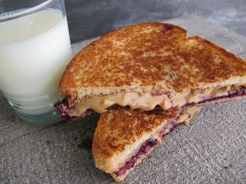 Leichtes PB&J Sandwich mit 180 Kalorien