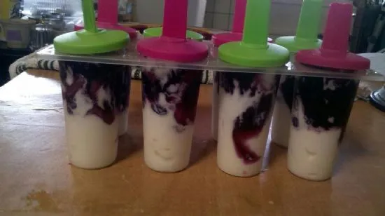 Beeren-Cheesecake-Pops