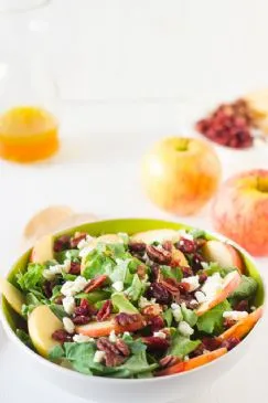 Apfel-Pekanuss- und Feta-Salat mit Honig-Apfel-Dressing
