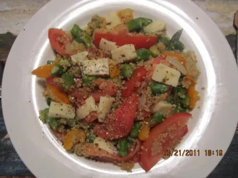 Quinoa mit Spargel und Tomaten