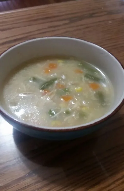 Hühnchen- und Gemüsesuppe mit Quinoa