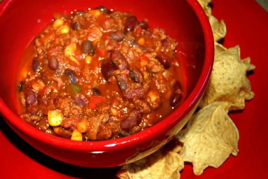 Herzhaftes Chili mit schwarzen Bohnen und Mais