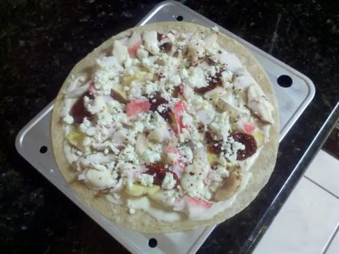 Krabbenfleisch, Waldpilze und Ziegenkäse Alfredo Pizza