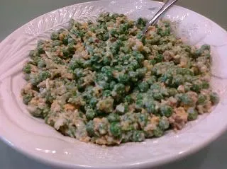Einfache Käse-Erbsensalat