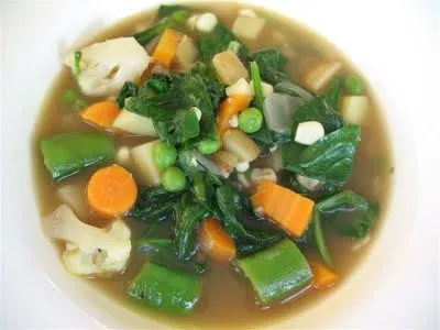 Vitaminreiche blutreinigende Spinat- und Gemüsesuppe