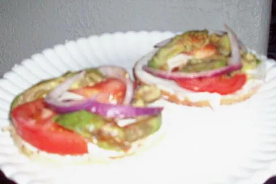 Scharfe Frischkäse- und Avocado-Bagels