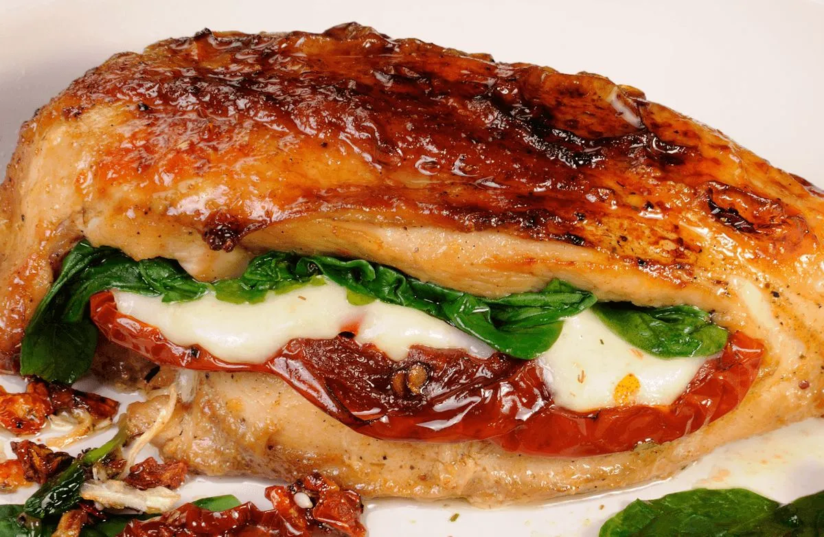 Mit Knoblauch und Spinat gefüllte Hähnchenbrust