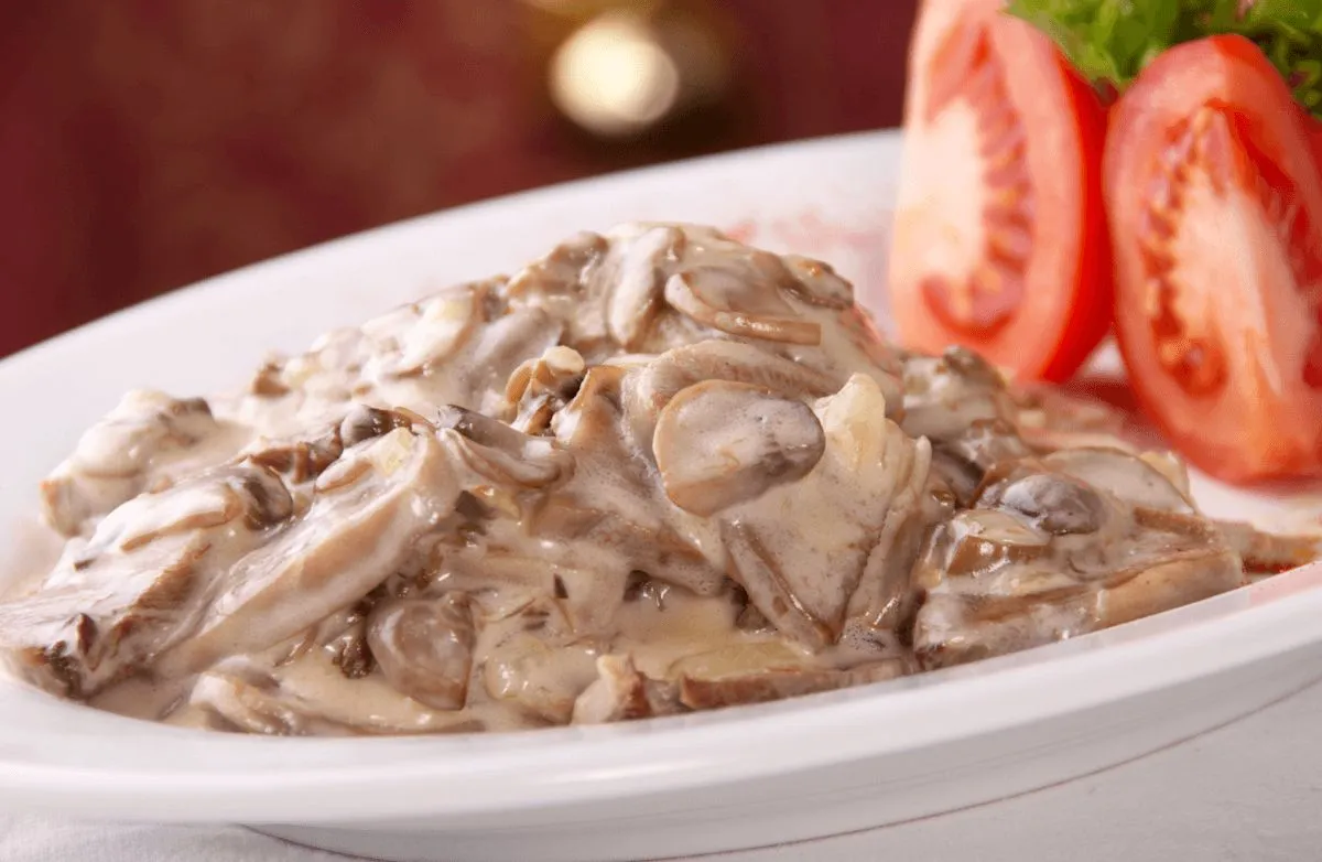 Schnelles und einfaches cremiges Hähnchen mit Champignons