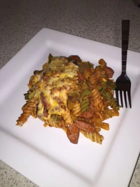 Pasta mit geräucherter Wurst und Gemüse