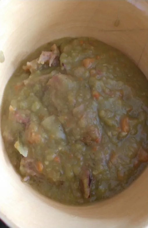 Erbsensuppe mit Schinken