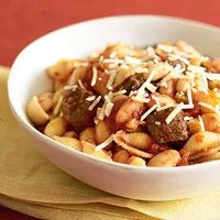 Muscheln mit weißen Bohnen und Rindfleisch