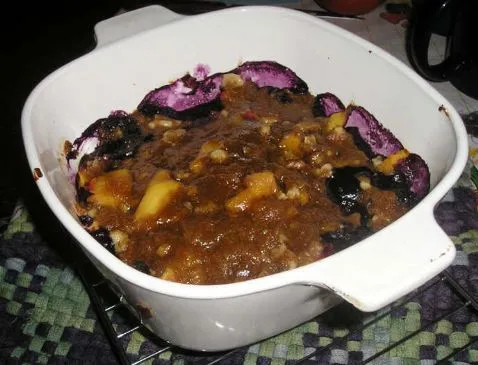 Apfel-Blaubeer-Walnuss-Crisp