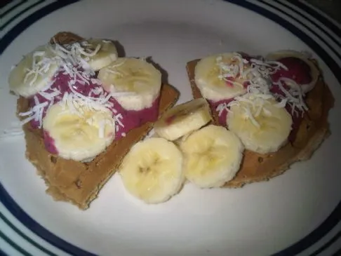 Vollkornwaffel mit Bananen-Beeren-Topping